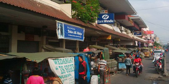 Nekat jualan di atas mobil, belasan pedagang Pasar Klewer kena razia