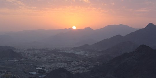 Menikmati kehangatan sunrise dari puncak Jabal Nur