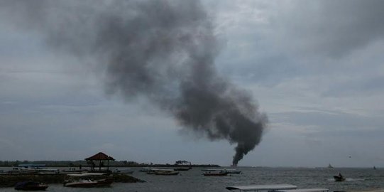 Kapal ikan kandas terbakar di Teluk Benoa