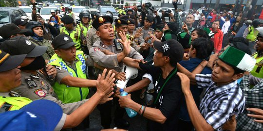 Demo Ahok, massa HMI bentrok dengan polisi di Cikini