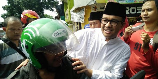 Cerita Anies Baswedan selalu pakai helm sendiri saat naik ojek