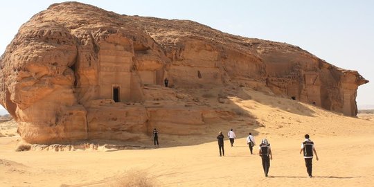 Melihat sisa kehancuran Kaum Tsamud di kota kuno Madain 