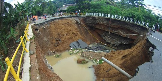 Jembatan di Banjar sudah miring sebelum amblas