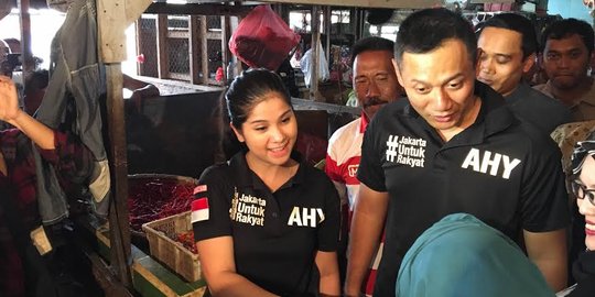 Dibagikan daging & cabai, pedagang teriak heboh 'dibayarin Agus'