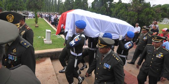 Upacara militer iringi pemakaman Maulwi Saelan di Kalibata
