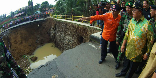 Tinjau jalan amblas di Banjar, Aher janji perbaikan permanen