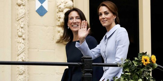 Ke Belanda, Kate Middleton tampil cantik bergaun biru