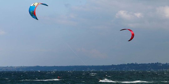 Keseruan main kiteboarding di danau lelehan gletser Swiss & Prancis