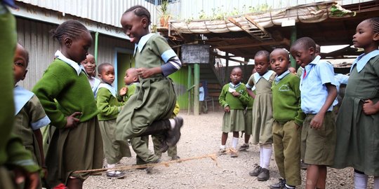 Keceriaan di balik kemiskinan anak-anak sekolah Kenya