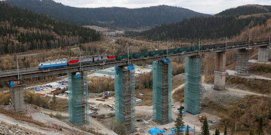 Rusia bangun jembatan rel kereta tertinggi di negaranya