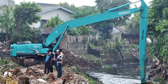 Selain Hotel Pop, normalisasi Kali Krukut libas empat rumah