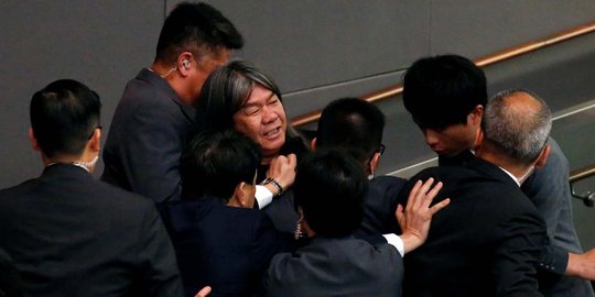 Aksi ricuh warnai hari pertama rapat parlemen Hong Kong