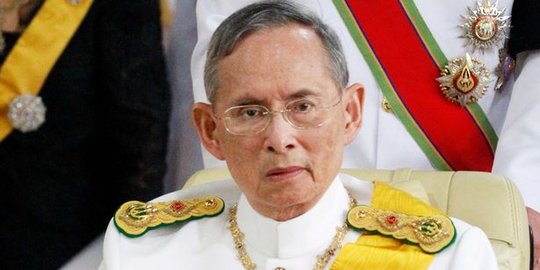 Raja Thailand kritis, warga berdoa di luar gedung rumah sakit