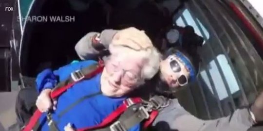 Nenek 95 tahun ini rayakan ulang tahun dengan skydiving