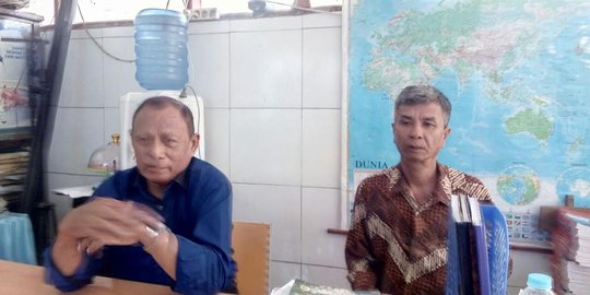 Siswa SMA merokok & angkat kaki di samping guru diskorsing seminggu