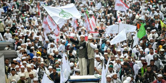 Diputar lagu salawat di kantor Ahok, massa FPI marah