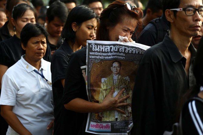 rakyat thailand mendatangi grand palace pasca raja bhumibol mangkat