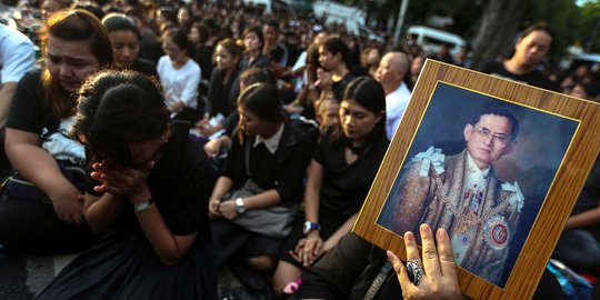 Deretan penghormatan terakhir warga pada Raja Bhumibol