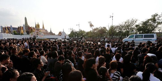 thailand antre sejak subuh melayat mendiang raja rev1