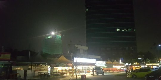 Tak juga roboh, besi Gedung Panin di Bintaro akan dicabut paksa