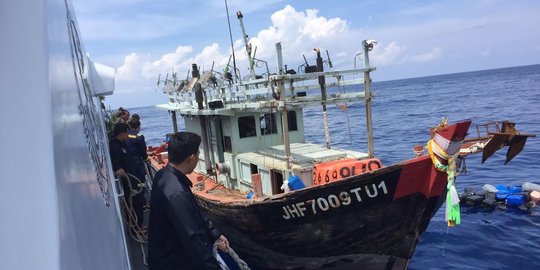 Bakamla bekuk 4 kapal pencuri ikan asal Malaysia & Vietnam di Natuna