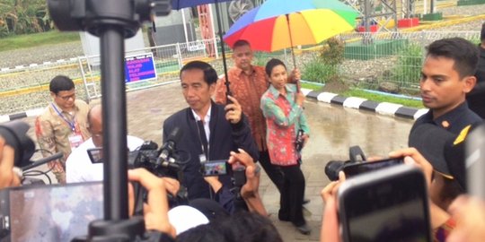 Hujan-Hujanan, Jokowi pantau gardu induk pertama PLN di Papua