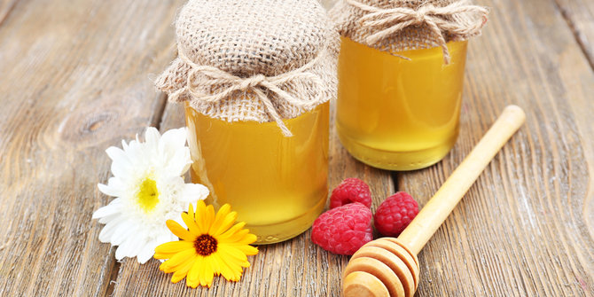 7 Manfaat manis madu untuk kesehatan mata cantikmu