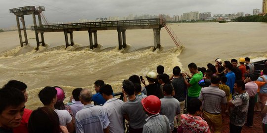 Banjir akibat keganasan Topan Sarika jadi tontonan heboh warga China