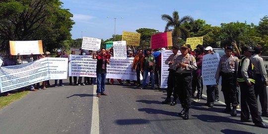 Tuntut ganti rugi ke KemenPU-Pera, warga Makassar demo tutup tol