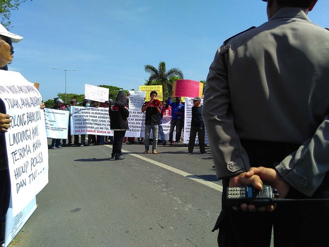 aksi unjuk rasa di tol reformasi