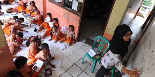 Potret miris murid SDN di Bogor belajar di teras kelas