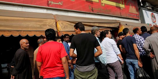 Krisis, warga Mesir rela antre demi sembako subsidi
