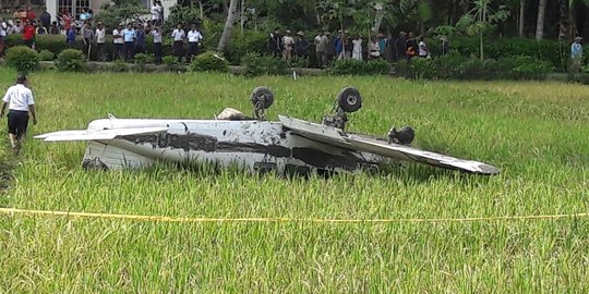 Video pesawat jatuh di area sawah di Cilacap