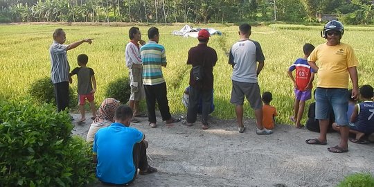 Bangkai pesawat latih jatuh di Cilacap jadi tontonan warga