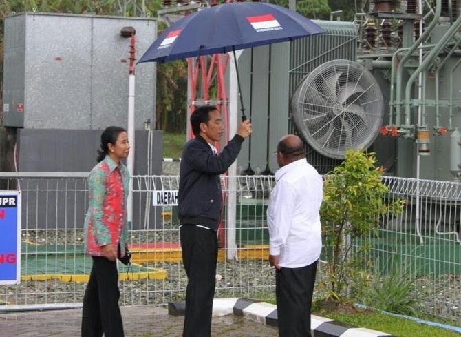 jokowi pakai payung di papua