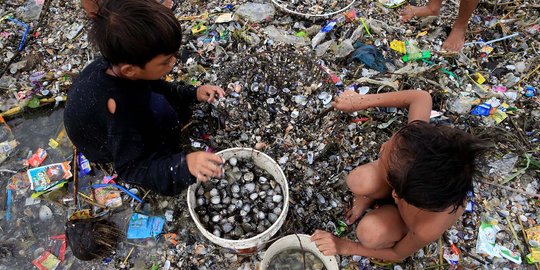 Warga Filipina 'panen' kerang usai terjangan Badai Haima