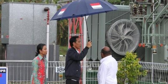 Ini penjelasan Gubernur Papua soal foto Jokowi memayungi dirinya