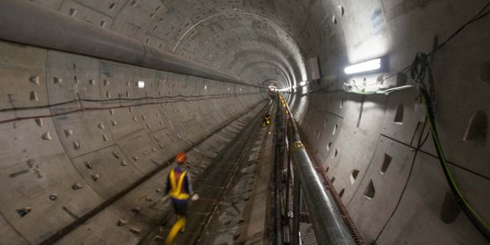 Memantau pengerjaan terowongan MRT di Dukuh Atas