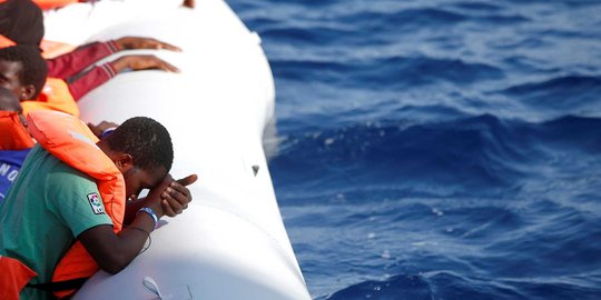 Nestapa imigran berdoa memohon pertolongan di tengah laut
