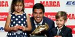 Luiz Suarez ajak kedua anaknya terima penghargaan Sepatu Emas 2016