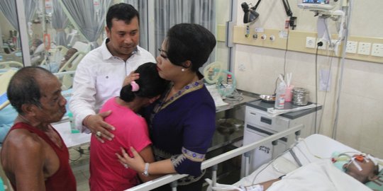 Warganya lumpuh jatuh dari pohon kelapa, Bupati Tabanan beri bantuan