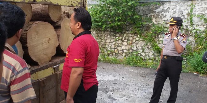 Sopir truk  kayu  jati  curian kabur saat disetop polisi 