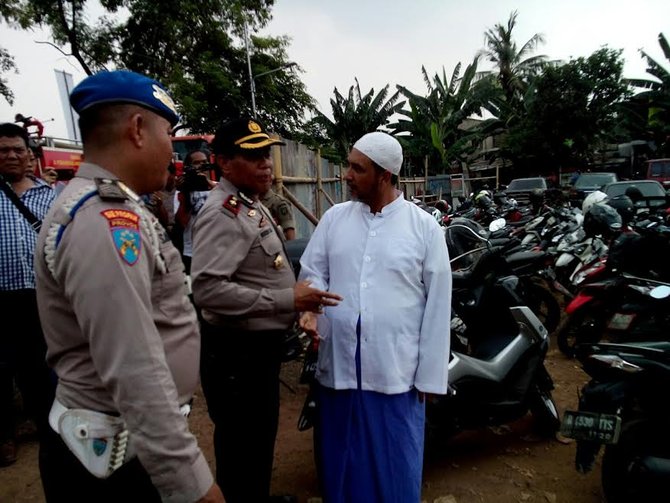 warga demo ahok di rptra tebet