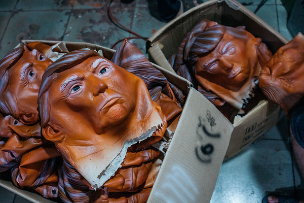 produksi topeng wajah donald trump di shenzhen