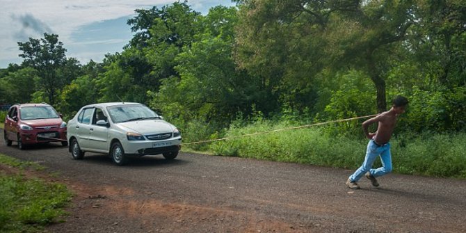 Remaja ini sanggup tarik dua mobil dengan tulang belikat