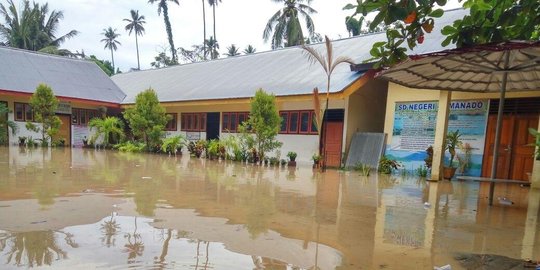 2 Jam diguyur hujan, rumah dan sekolah di Manado terendam banjir