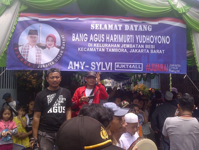 warga jembatan besi sambut agus sylvi