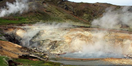 Melihat lebih dekat sumber panas bumi di Islandia