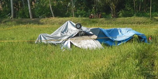 Dipotong, bangkai pesawat latih yang jatuh di Cilacap dievakuasi