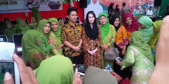 Datang di acara Mensos, Emil dan Arumi jadi rebutan ibu-ibu